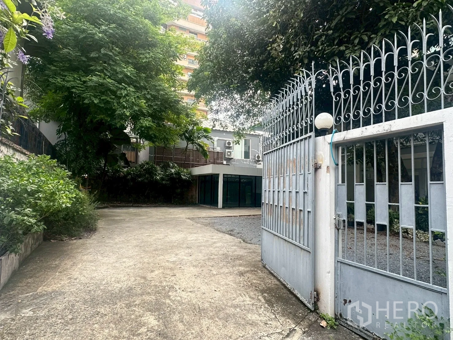 独立式住宅 出租在Watthana, Bangkok - 金属栅栏入户门，进入通往房屋的长车道。