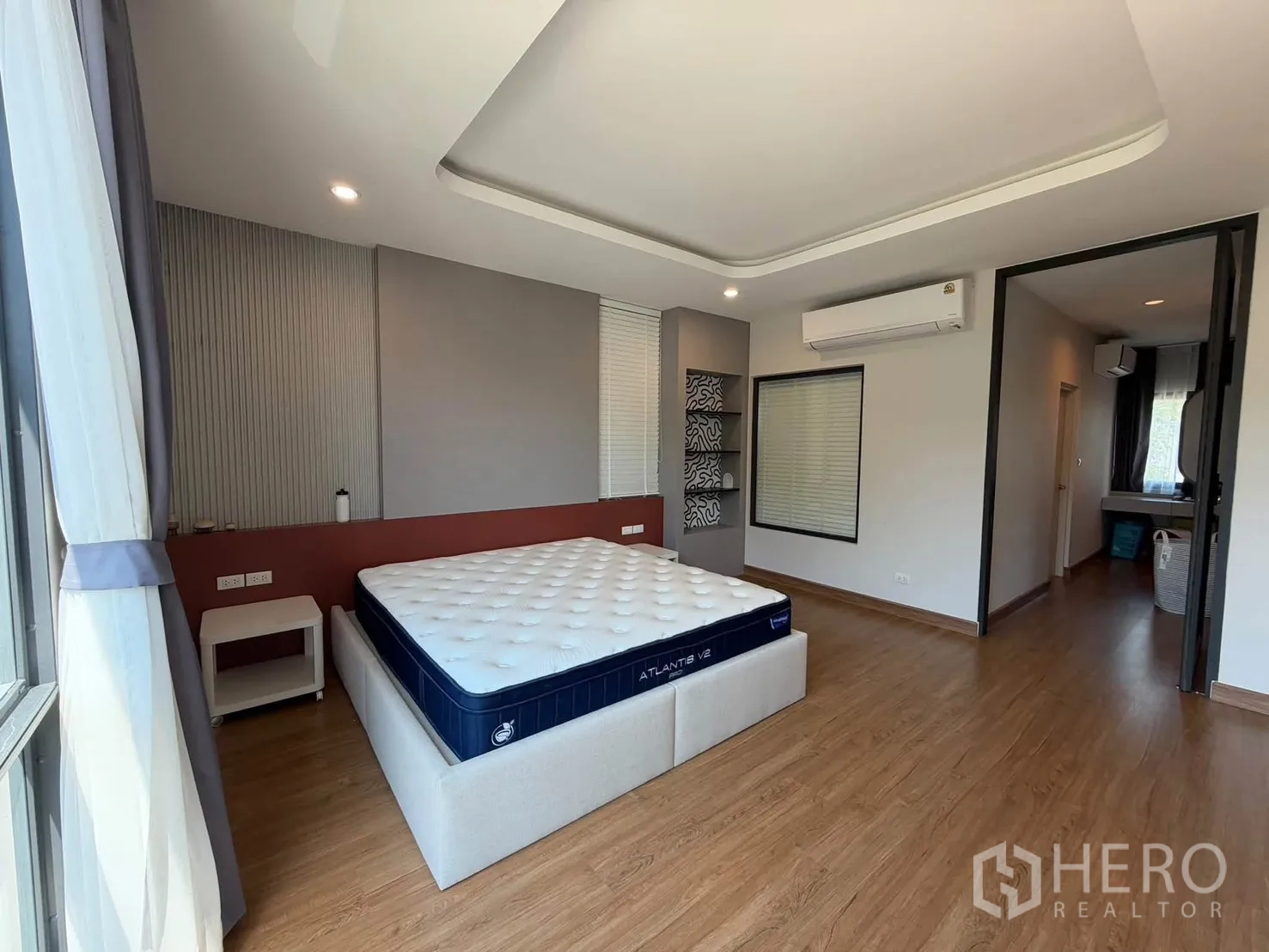 บ้านแฝด for rent in Prawet, Bangkok - ห้องนอนกว้างมีเตียงใหญ่ เครื่องปรับอากาศ และฝ้าหลุม