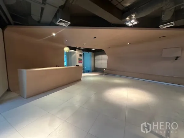 Office Space for rent in Khlong Toei, Bangkok - Reception area featuring a long curved counter and modern lighting.