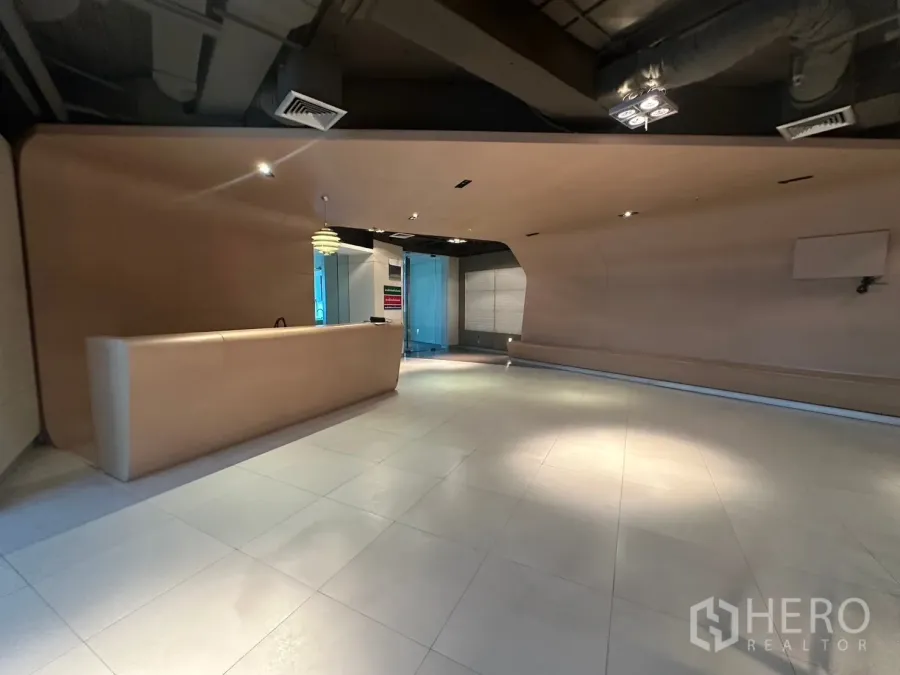 Office Space for rent in Khlong Toei, Bangkok - Reception area featuring a long curved counter and modern lighting.