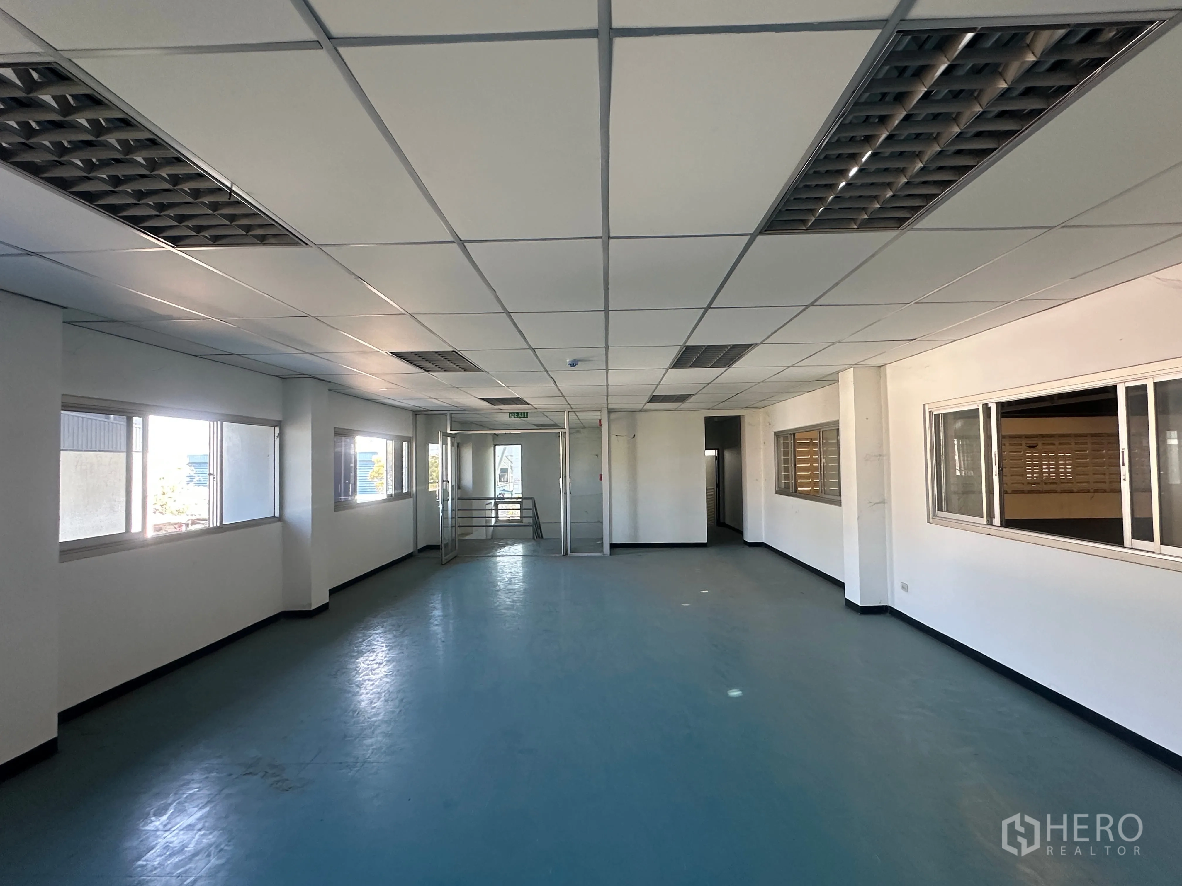 โรงงาน for rent in Bang Pa-in, Phra Nakhon Si Ayutthaya - โถงสำนักงานชั้นบนมีหน้าต่าง ไฟฟลูออเรสเซนต์ และพื้นไวนิล