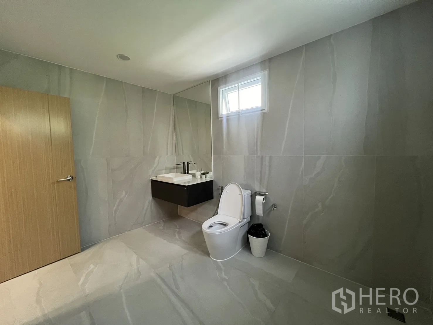 Detached House for rent in Mueang Samut Prakan, Samut Prakan - Covered Thai kitchen with sink, cooktop and storage counters.