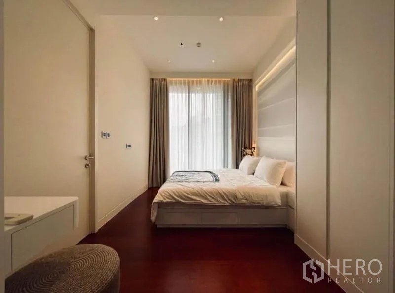 公寓 出租在Watthana, Bangkok - 宽敞卧室，整面窗帘与暖色木地板