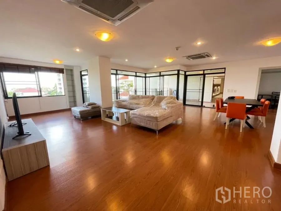 คอนโด ให้เช่าในWatthana, Bangkok - ห้องนั่งเล่นและรับประทานอาหารแบบโอเพนแปลนครบกว้าง ปูพื้นไม้ หน้าต่างบานใหญ่ ในคอนโดย่านเอกมัย