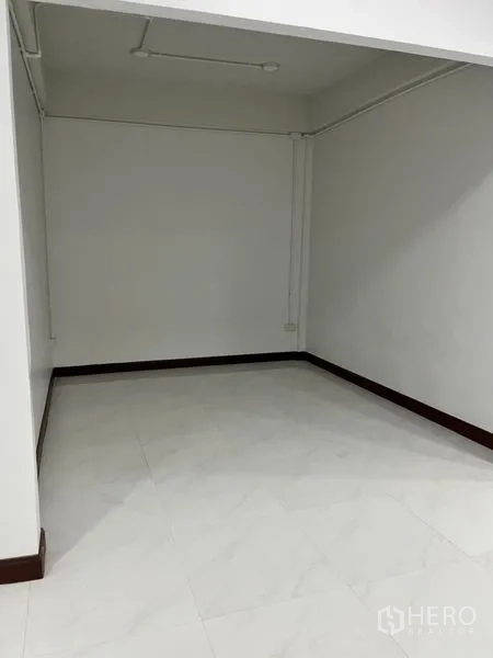 Townhouse for rent in Din Daeng, Bangkok - Flexible small room or storage nook with white tiles and simple walls.