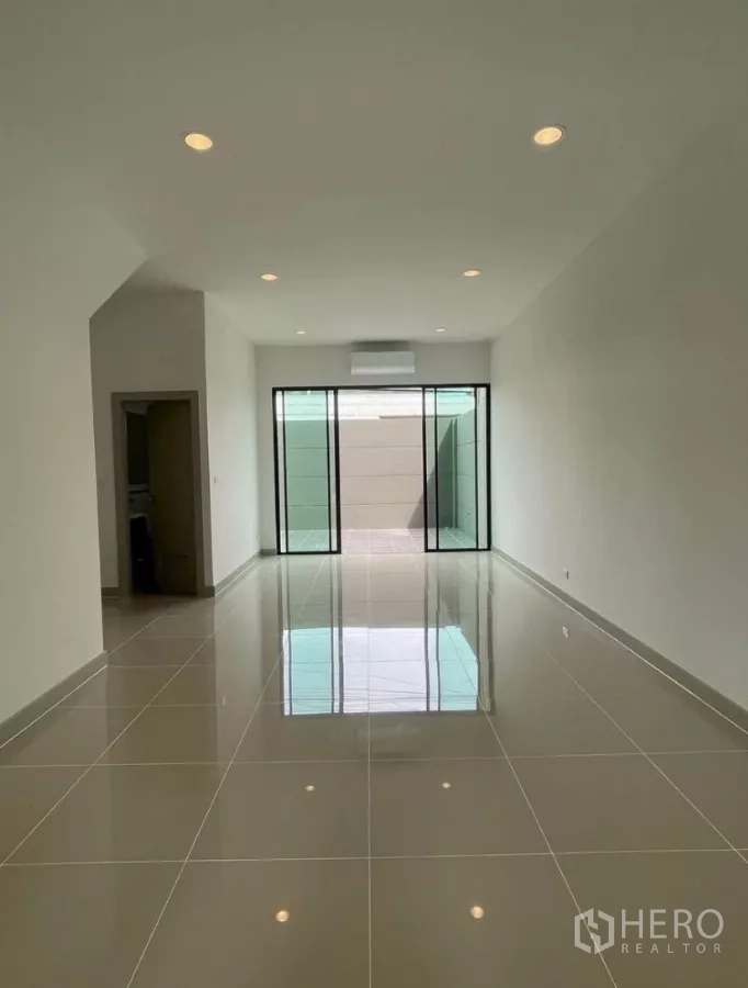 带办公室的家 出租在Bueng Kum, Bangkok - 一层开放式空间，亮面地砖与筒灯，推拉门通往小庭院。