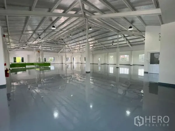 货栈 出租在Mueang Samut Prakan, Samut Prakan - 宽敞仓库大厅，钢桁架屋顶与环氧地坪，多扇窗户。