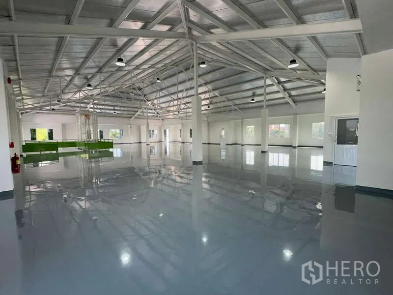 货栈 出租在Mueang Samut Prakan, Samut Prakan - 宽敞仓库大厅，钢桁架屋顶与环氧地坪，多扇窗户。