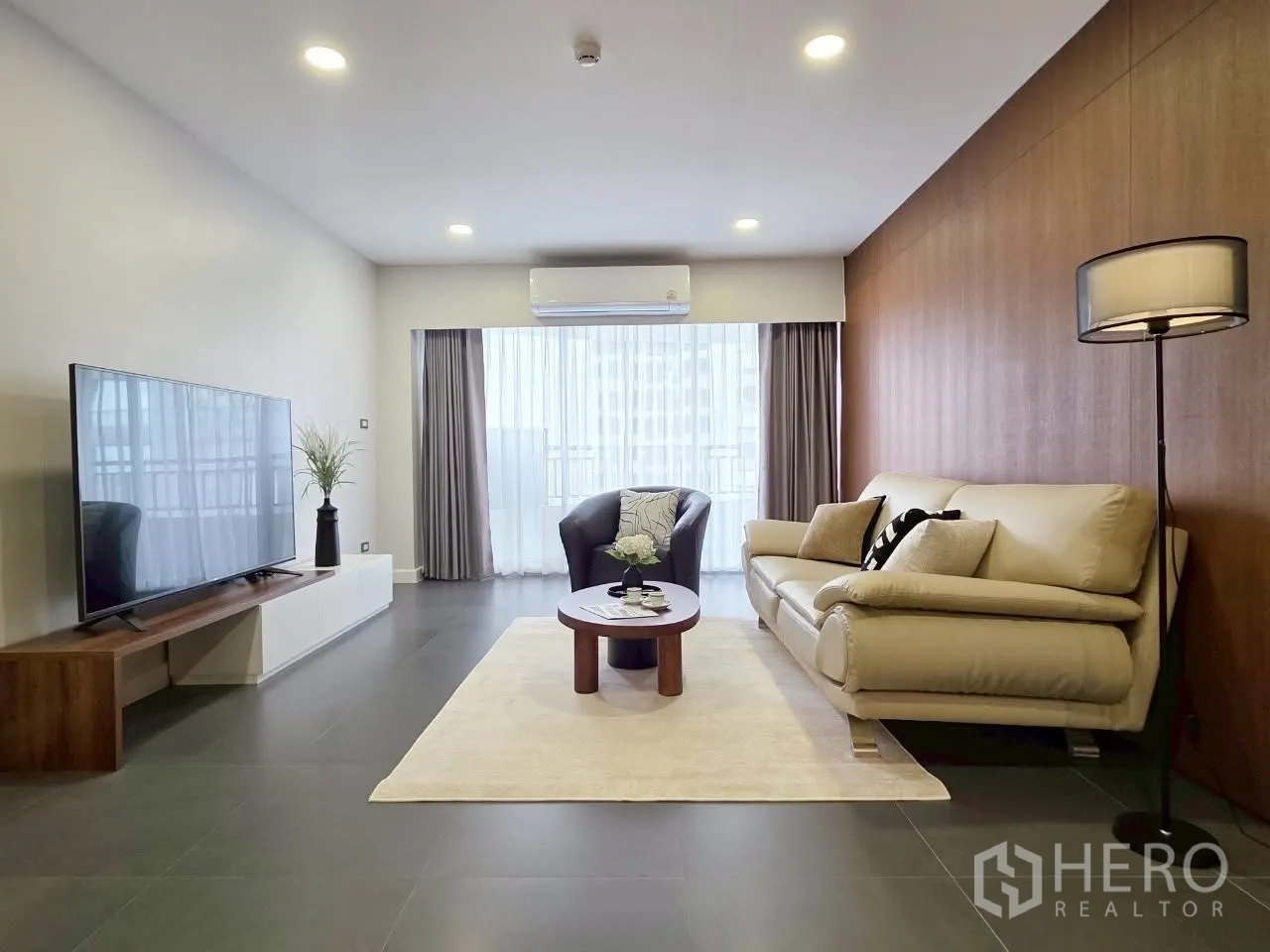 คอนโด for rent in Sathon, Bangkok - ห้องนั่งเล่นโมเดิร์น มีโซฟา ทีวี และประตูกระจกสู่ระเบียง