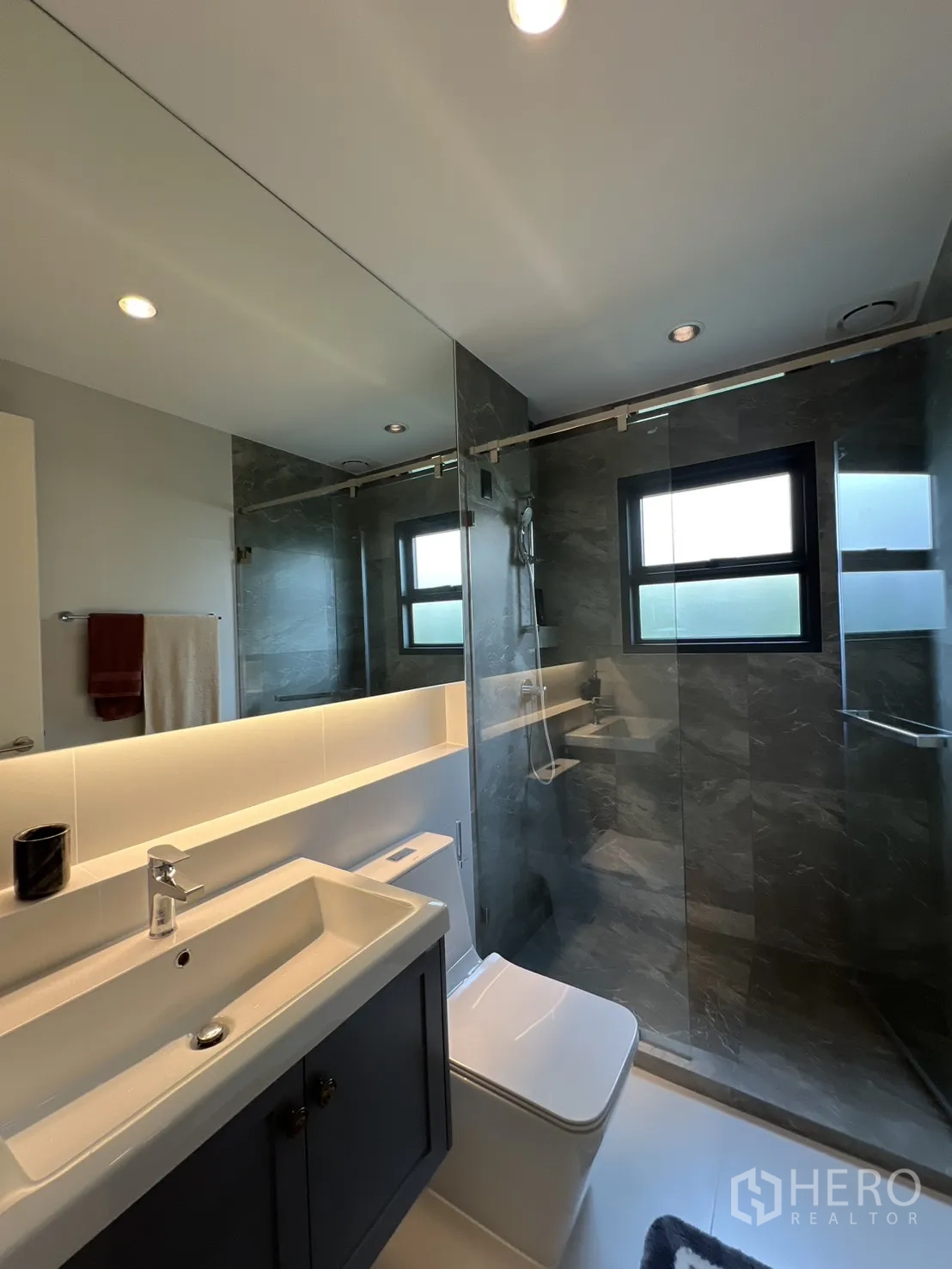 独栋房屋 for rent in Bang Phli, Samut Prakan - 现代卫浴，超大镜面、台盆柜与玻璃淋浴间并带窗户。