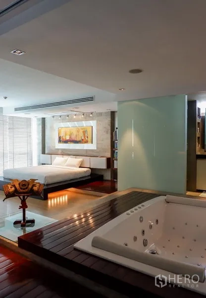 Condominium for rent or sale in Khlong Toei, Bangkok - In-room jacuzzi on wooden deck beside the bedroom with frosted glass divider.