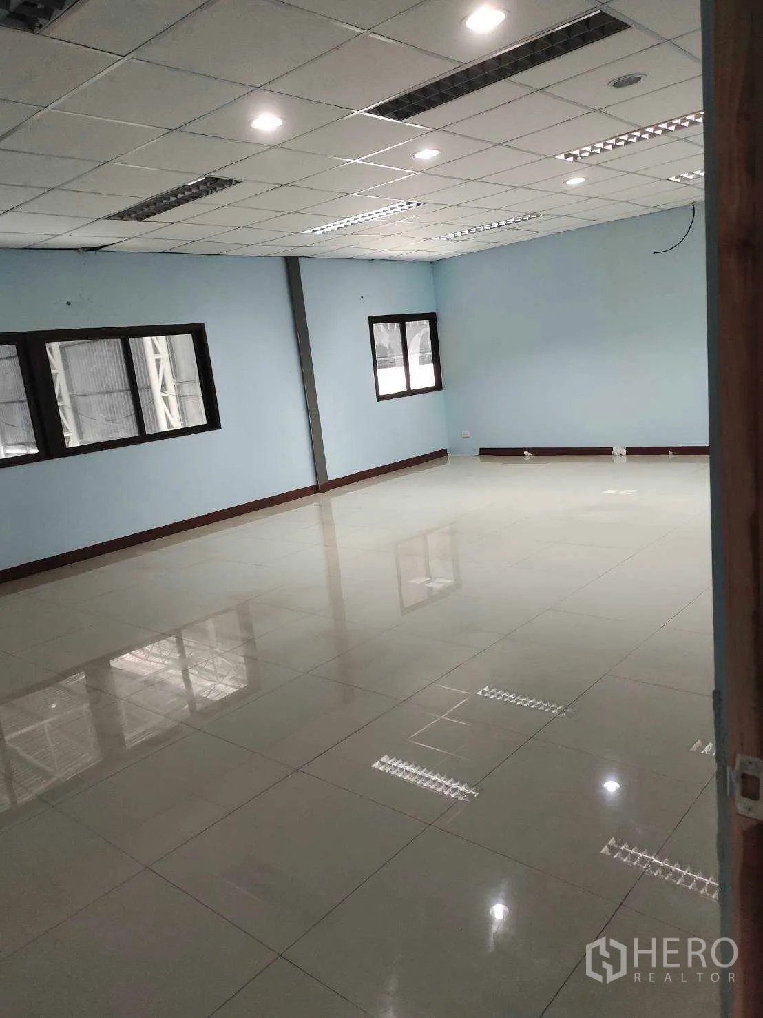 โรงงาน ขายในNikhom Phatthana, Rayong - พื้นที่สำนักงานขนาดใหญ่ เพดานทีบาร์ หน้าต่างหลายด้าน พื้นเงา