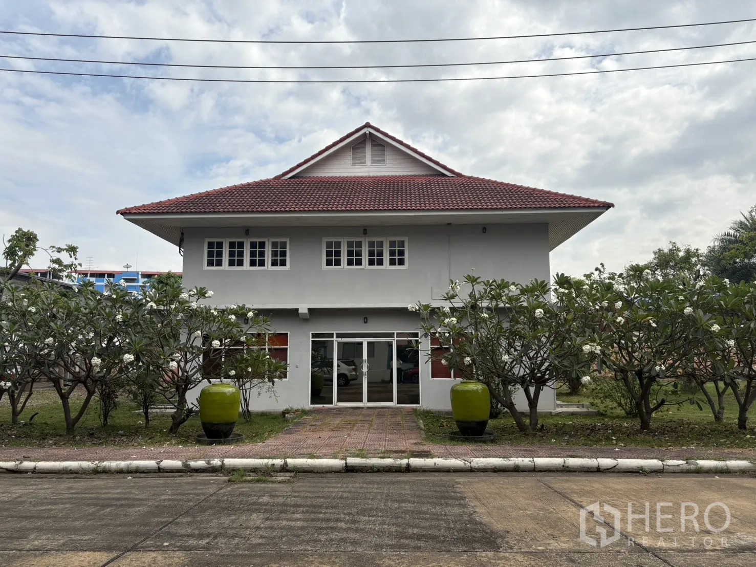 โรงงาน ให้เช่าในPhra Pradaeng, Samut Prakan - อาคารสำนักงานสองชั้นหลังคากระเบื้องสีแดงพร้อมสวนหย่อม