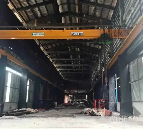 คลังสินค้า ให้เช่าในPhra Pradaeng, Samut Prakan - ภายในโกดังมีรอกเครนเหนือศีรษะ 5 ตันและหลังคาโครงเหล็กสูง