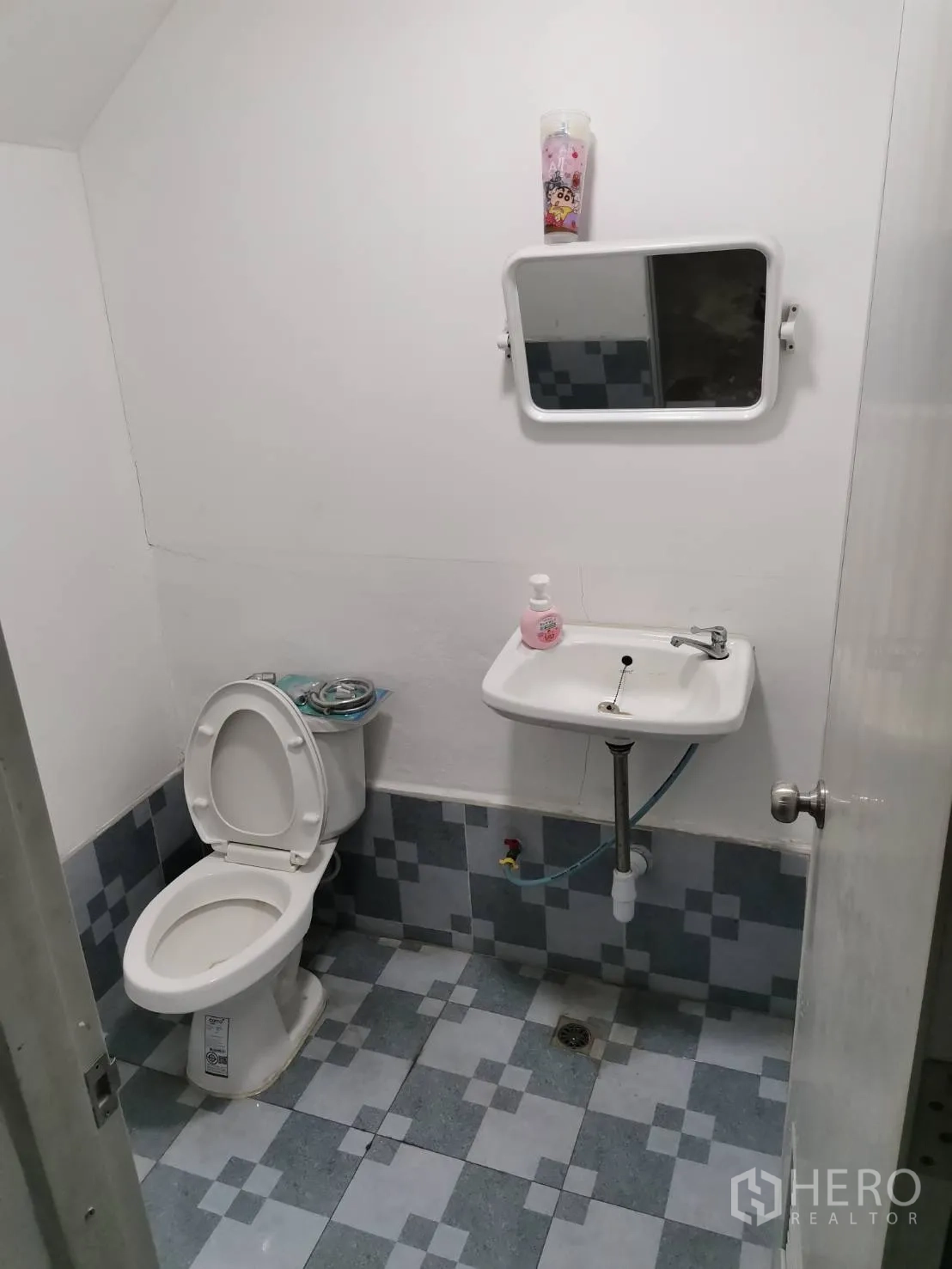 仓库 for rent in Suan Luang, Bangkok - 卫生间配有坐便器、洗手盆与镜子。