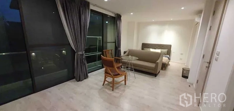 独立式住宅 出租在Prawet, Bangkok - 宽敞主卧套房，带休闲区与落地窗阳台