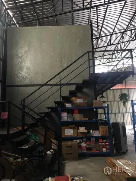 คลังสินค้า ให้เช่าในBang Kapi, Bangkok - บันไดเหล็กขึ้นออฟฟิศชั้นลอย พร้อมชั้นวางและพื้นที่เก็บของใต้หลังคาสูง