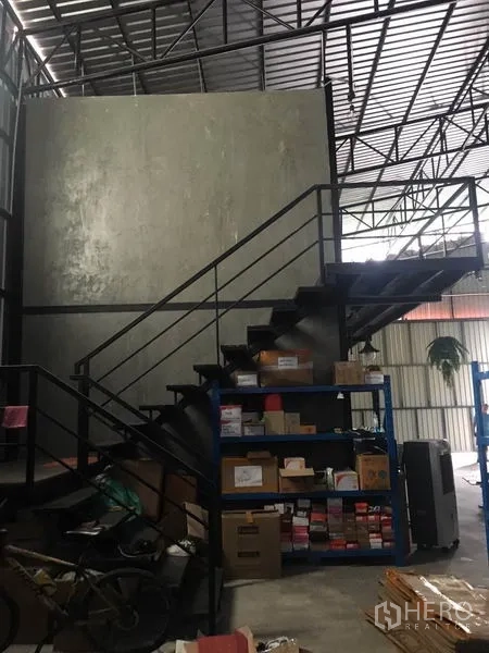 คลังสินค้า ให้เช่าในBang Kapi, Bangkok - บันไดเหล็กขึ้นออฟฟิศชั้นลอย พร้อมชั้นวางและพื้นที่เก็บของใต้หลังคาสูง