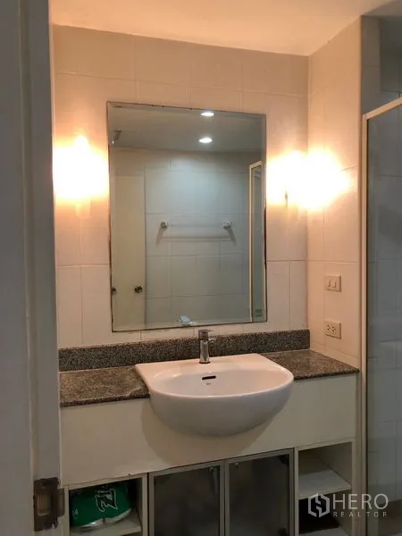 公寓 出租或出售在Watthana, Bangkok - 浴室洗手台，带大镜子与花岗岩台面及下方储物柜