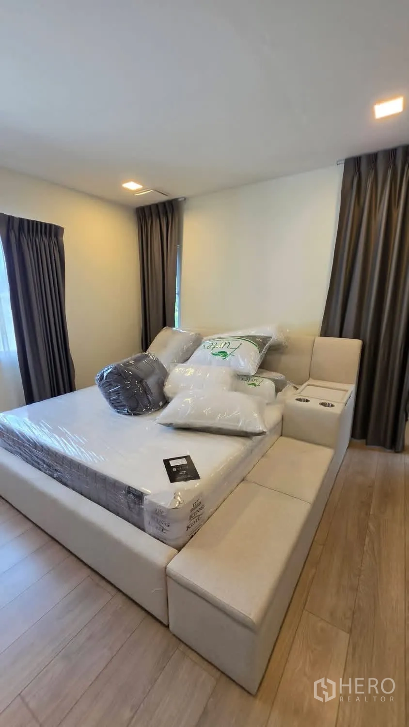 独栋房屋 for rent in Bang Phli, Samut Prakan - 主卧软包大床，侧边带储物长凳。
