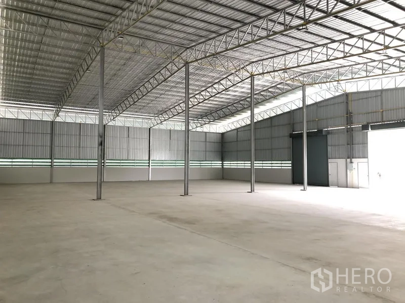 货栈 出租在Lat Lum Kaeo, Pathum Thani - 高挑仓内景，屋顶采光窗与钢结构