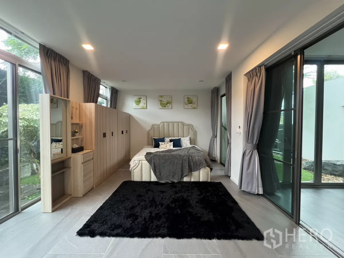 Detached House for rent in Saphan Sung, Bangkok - Bright bedroom with wardrobes, dressing area and garden view.