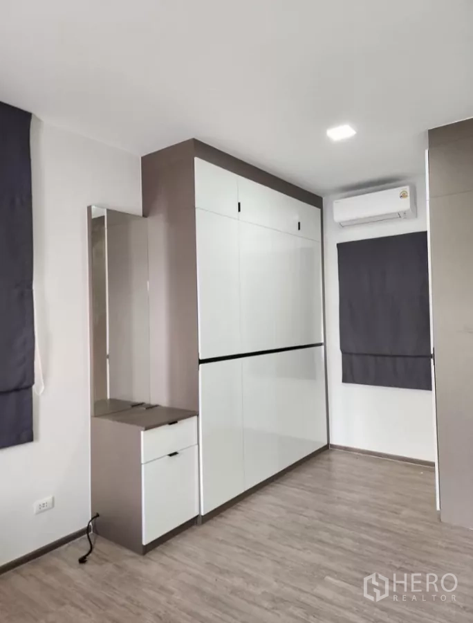 Detached House for rent in Bang Phli, Samut Prakan - Spacious bedroom featuring fitted wardrobe and dressing table