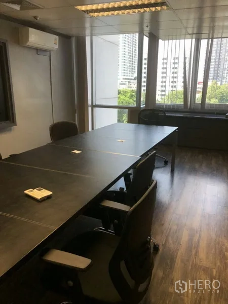 办公空间 出租在Khlong Toei, Bangkok - 董事会议室，落地窗采光与城市景观，深色木纹地面。