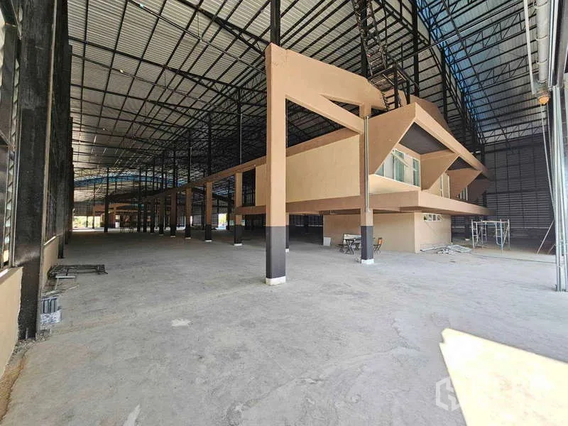 โรงงาน ให้เช่าในChon Buri - โครงสร้างออฟฟิศเมซซานีนภายในฮอลล์การผลิต