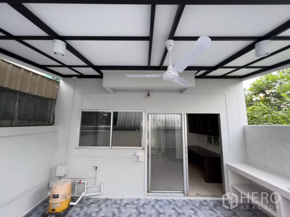 带办公室的家 出租在Lat Phrao, Bangkok - 后院有顶露台，吊扇与室内相连的推拉门。