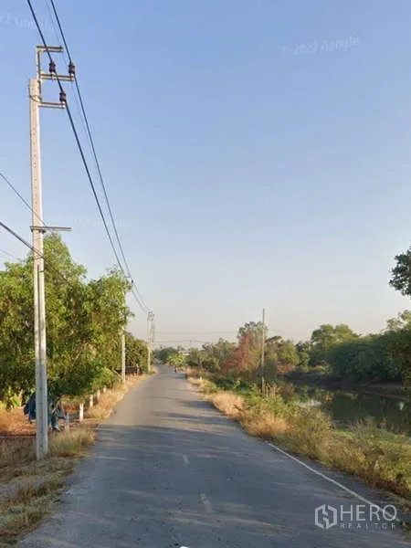 ที่ดิน ขายในBang Bua Thong, Nonthaburi - ถนนเข้าพื้นที่เงียบสงบขนานคลอง พร้อมแนวเสาไฟฟ้า