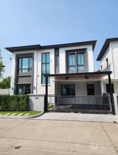 独立式住宅 出租在Bang Phli, Samut Prakan - Grand Pleno Sukhumvit–Bangna 两层独栋别墅外观，带大门与车棚，位于邦披