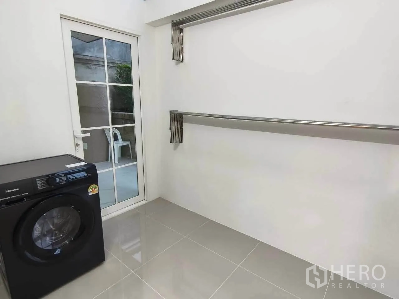 บ้านเดี่ยว for rent in Bang Phli, Samut Prakan - ห้องซักล้างพร้อมเครื่องซักผ้าและราวตากผ้าในร่ม.