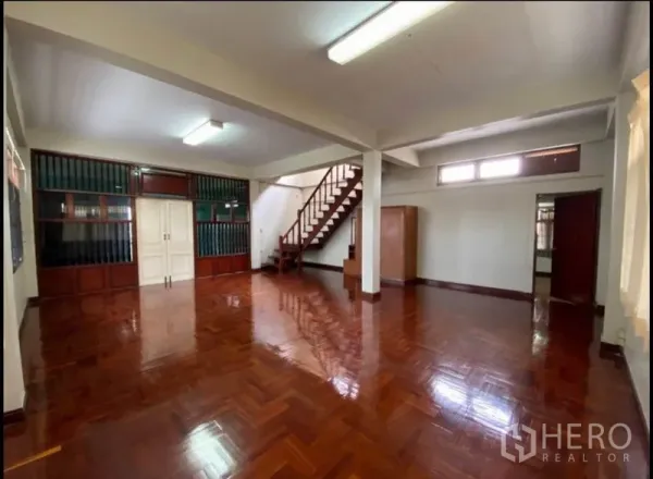带办公室的家 出租在Suan Luang, Bangkok - 大开间大厅，光亮人字纹木地板与木楼梯，可作办公或展示空间。
