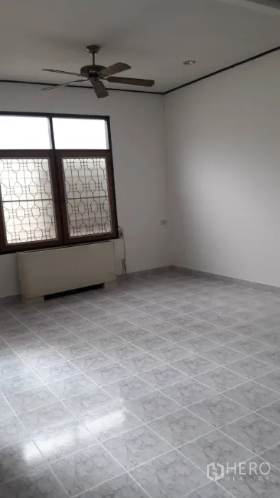 Detached House for rent in Yan Nawa, Bangkok - Tiled multipurpose room with a ceiling fan and window with security grilles.