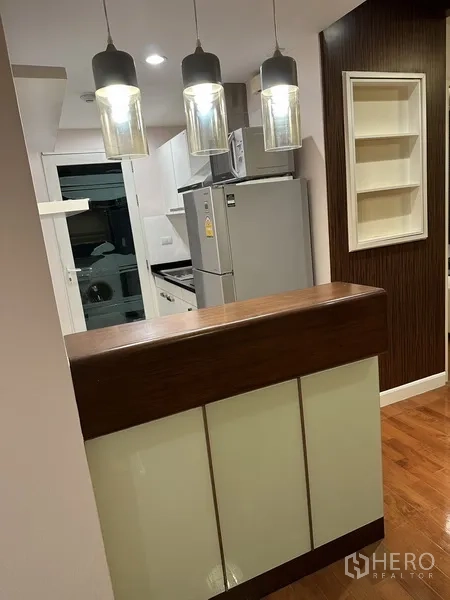 公寓 出租在Watthana, Bangkok - 吧台与吊灯，眺望厨房及洗衣区。