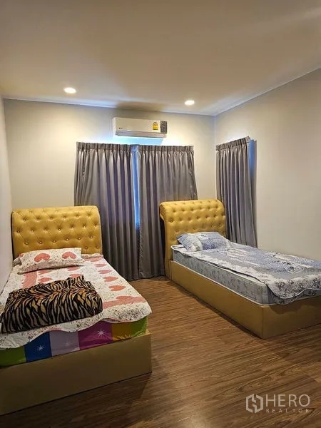 Detached House for rent or sale in Lam Luk Ka, Pathum Thani - Twin bedroom with two single beds, air conditioner and corner windows