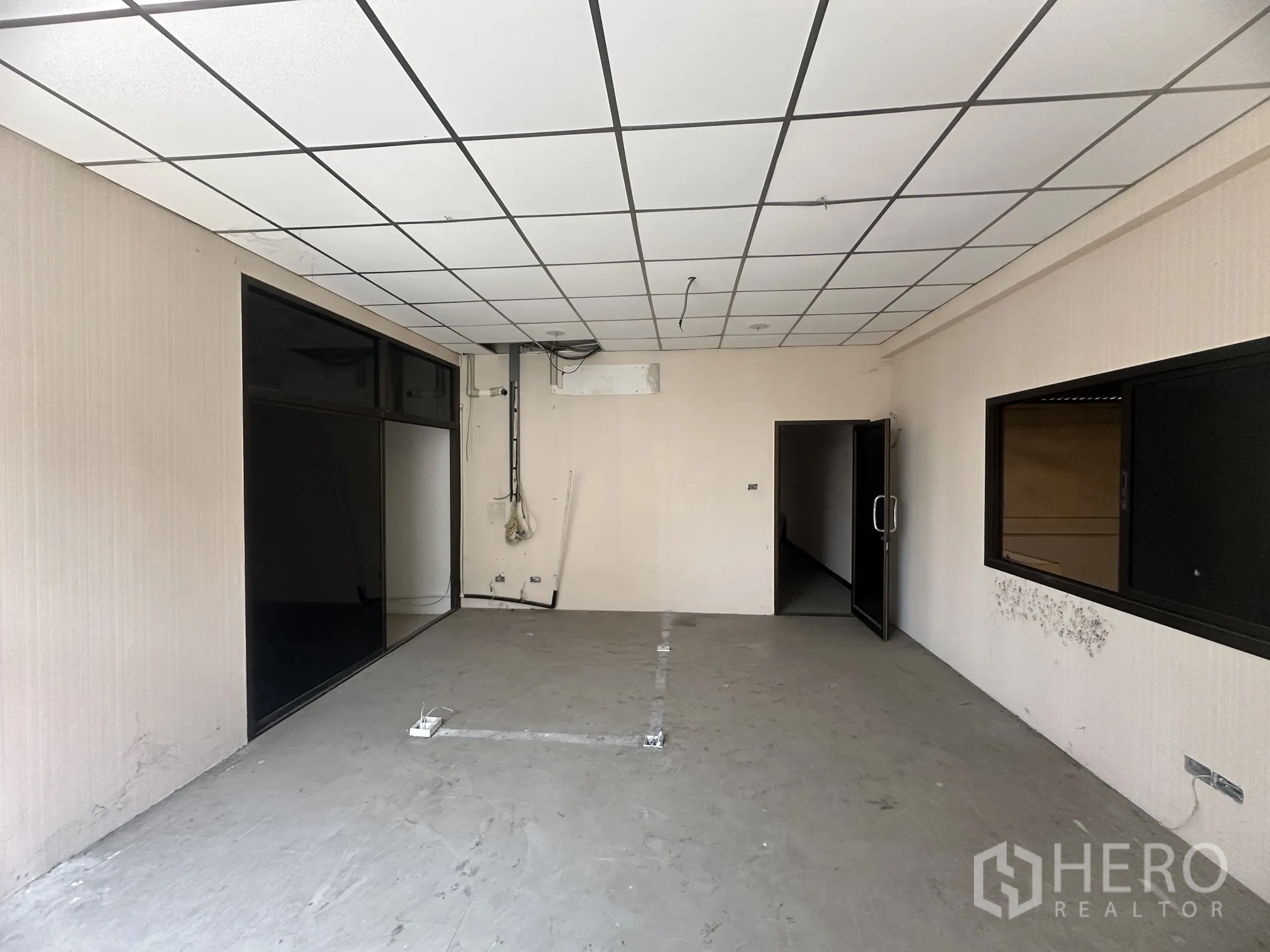 Factory for rent in Lat Lum Kaeo, Pathum Thani - Upstairs office room with drop ceiling, glass partition, and window.
