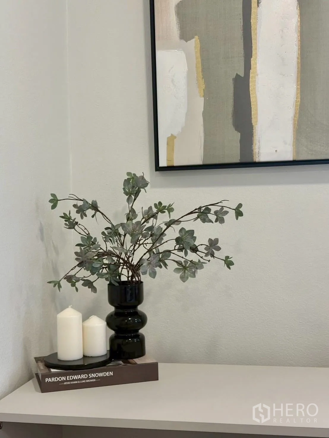 ทาวน์เฮาส์ for rent in Huai Khwang, Bangkok - ของตกแต่งสไตล์มินิมอล แจกันกับเทียนบนโต๊ะข้างใต้ภาพศิลป์