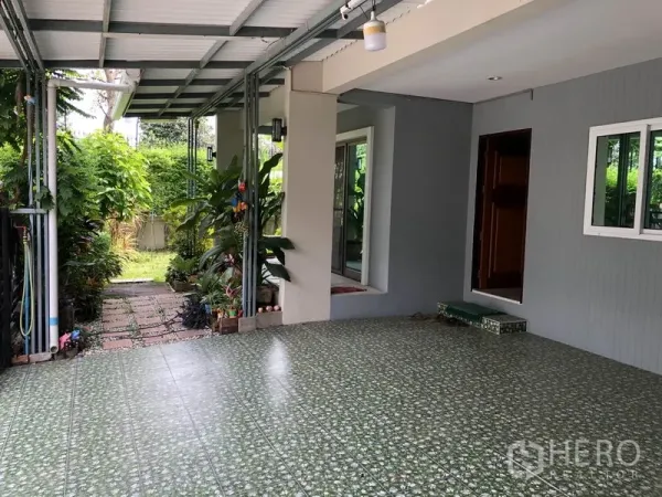 独立式住宅 出租在Suan Luang, Bangkok - 带顶车棚与花纹瓷砖地面，连通花园小径
