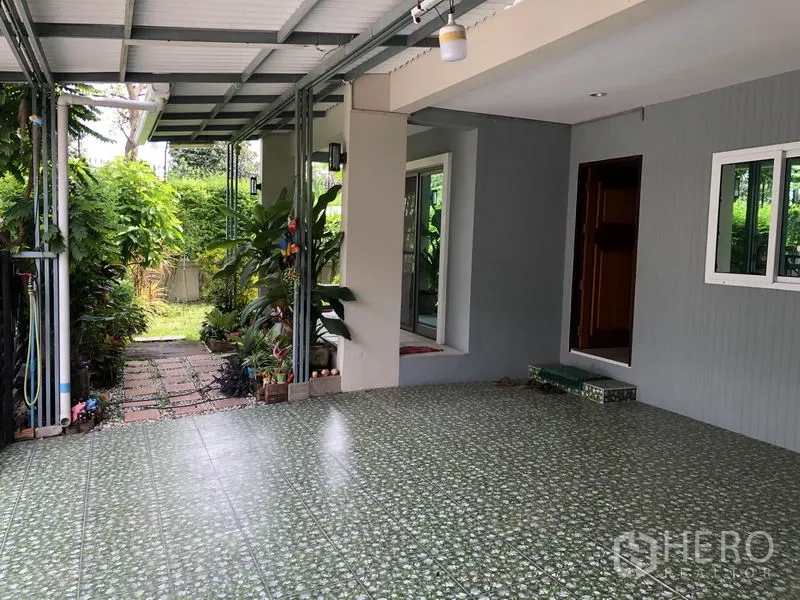独立式住宅 出租在Suan Luang, Bangkok - 带顶车棚与花纹瓷砖地面，连通花园小径