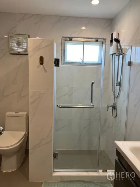 独立式住宅 出售在Mueang Pathum Thani, Pathum Thani - 现代浴室，玻璃淋浴房、手持花洒与坐便器。