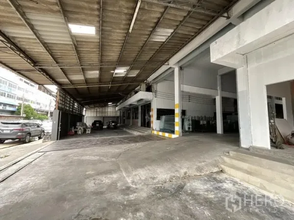คลังสินค้า ให้เช่าในBang Phli, Samut Prakan - ลานทางเข้าและที่จอดรถมีหลังคา หน้าโกดังหลายช่องโหลด