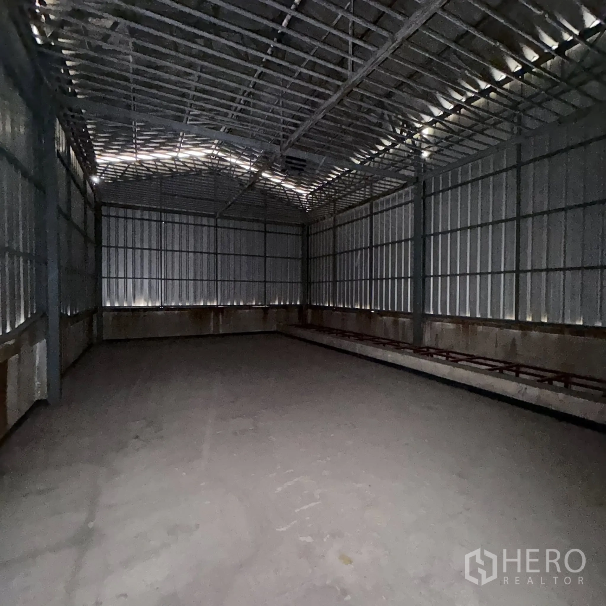 โรงงาน for rent in Phra Pradaeng, Samut Prakan - ฮอลล์เก็บสินค้าโครงเหล็กผนังเมทัลชีท พื้นคอนกรีต