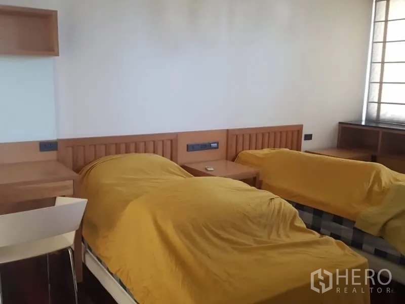 Home Office for rent or sale in Bang Rak, Bangkok - Guest bedroom with twin beds, built-in desks and soft natural light.