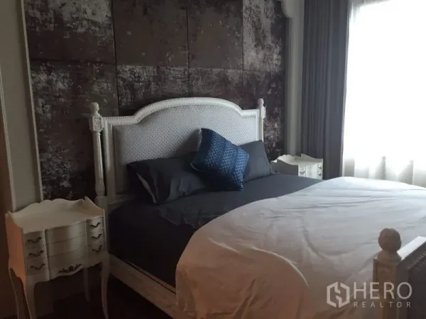 公寓 出租在Khlong Toei, Bangkok - 卧室配复古白色床、床头柜与大窗帘窗，氛围温馨。