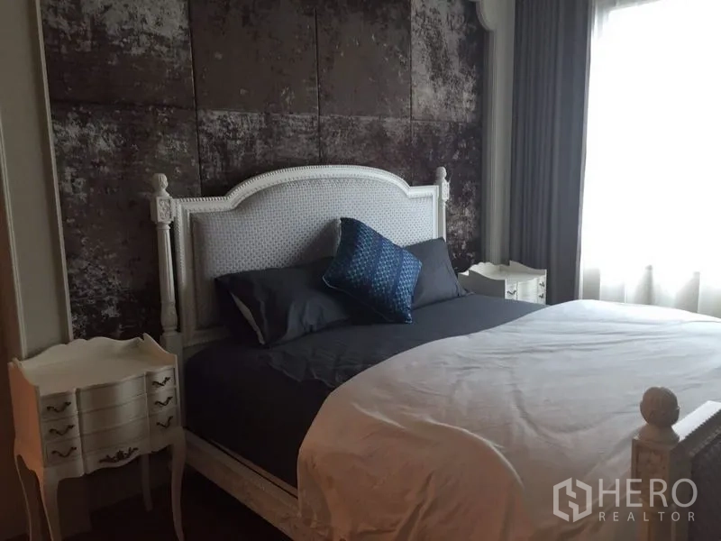 公寓 出租在Khlong Toei, Bangkok - 卧室配复古白色床、床头柜与大窗帘窗，氛围温馨。