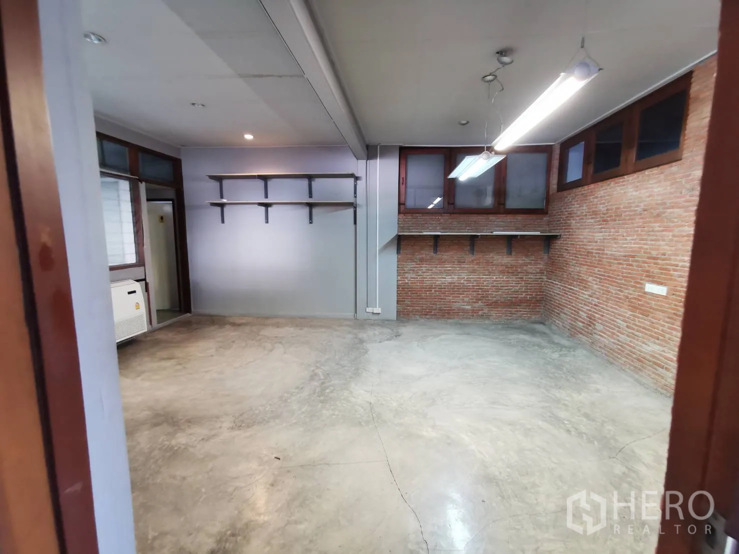 สำนักงานที่บ้าน ให้เช่าในWatthana, Bangkok - ห้องทำงานพื้นคอนกรีต ผนังอิฐโชว์ พร้อมชั้นวางของ