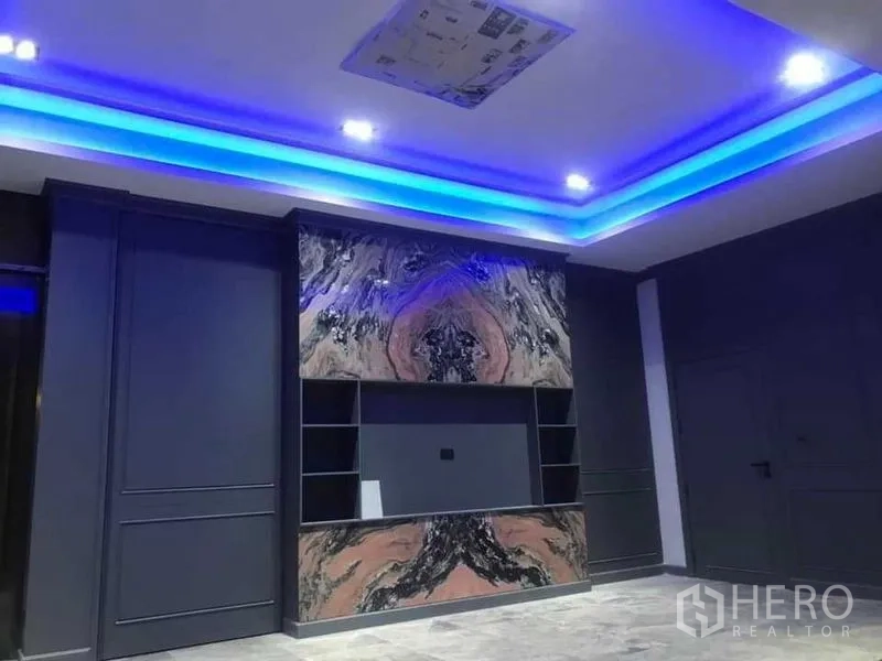 独立式住宅 出售在Mueang Nonthaburi, Nonthaburi - 影音室，天花蓝色LED灯带，石纹电视背景墙。