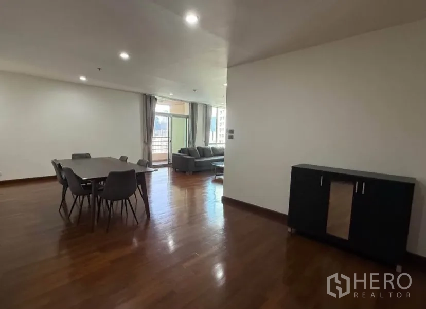 公寓 for rent in Pathum Wan, Bangkok - 开放式餐区与边柜，可眺望阳台方向。